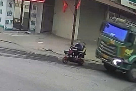 Dùng điện thoại khi lái xe, tài xế ôtô tải tông chết hai người đi đường