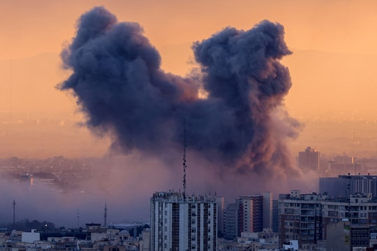 Iran cáo buộc Mỹ - Israel tấn công cơ sở hạt nhân, nhà máy thép