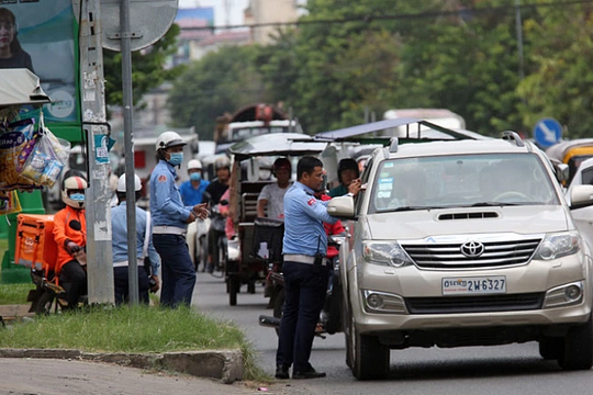 Nước Đông Nam Á nào dừng phạt vi phạm giao thông vì xăng tăng giá?