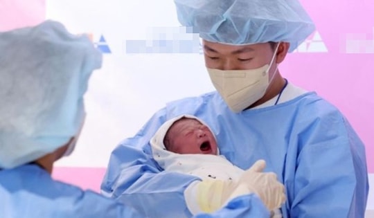 Em bé đầu tiên chào đời sau 17 năm, cả làng mở tiệc ăn mừng