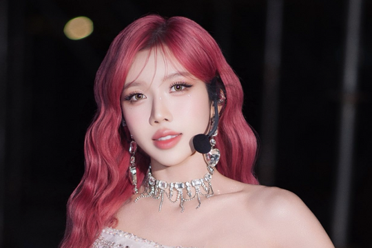 Gia thế và học vấn của nữ ca sĩ Việt sang Trung Quốc thi 'Đạp gió'