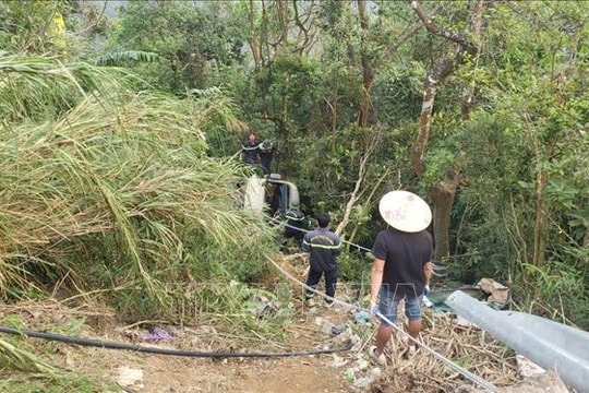 Xe ô tô 29 chỗ mất phanh lao xuống vực tại xã Tam Đảo, Phú Thọ