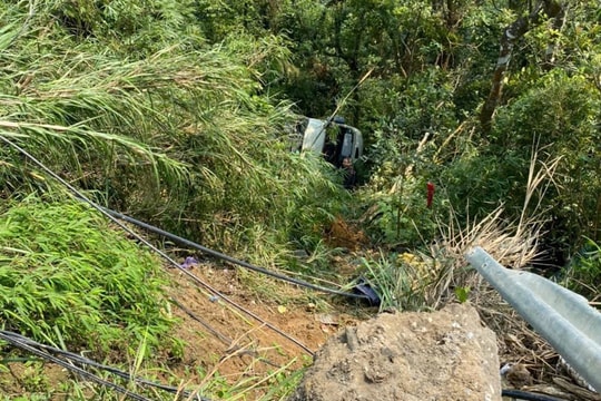 Xe ô tô 29 chỗ mất phanh lao xuống vực tại khu xã Tam Đảo, Phú Thọ