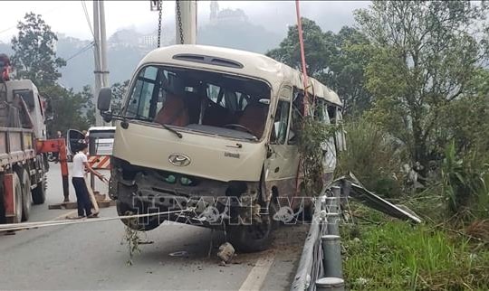 Khẩn trương khắc phục hậu quả vụ xe khách 29 chỗ lao xuống vực tại Tam Đảo