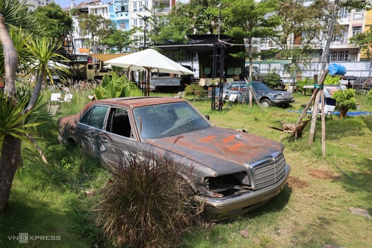 Quán cà phê trang trí bằng cần cẩu, xe buýt cũ ở TP HCM