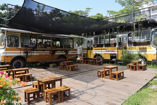 Quán cà phê trang trí bằng xe buýt, cần cẩu cũ ở TP HCM