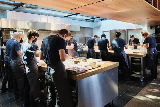 Góc tối sau căn bếp sao Michelin