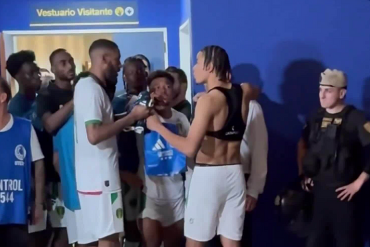 Đối thủ to tiếng tranh nhau áo của Messi