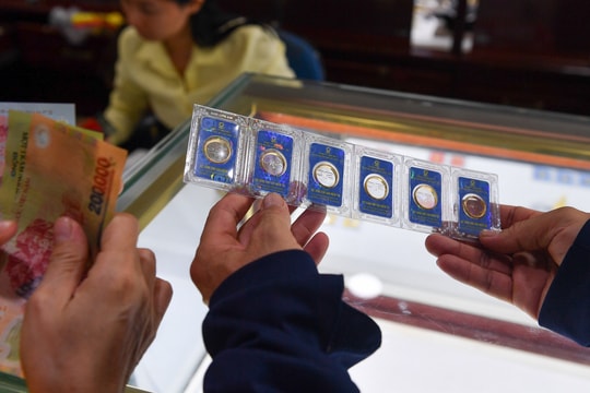 Trả tiền đủ nhưng tiệm hẹn giao vàng sau, người mua có bị rủi ro?