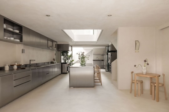 Nhà cũ 'lột xác' thành nơi làm việc nhiều ánh sáng của đầu bếp