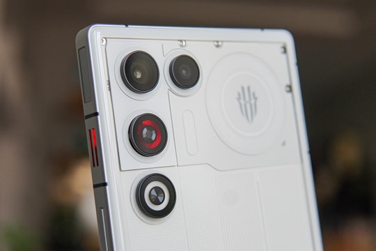 Smartphone tầm trung dùng quạt tản nhiệt