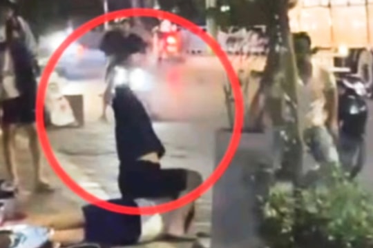 Hai người đánh tới tấp nam sinh ở Hà Nội