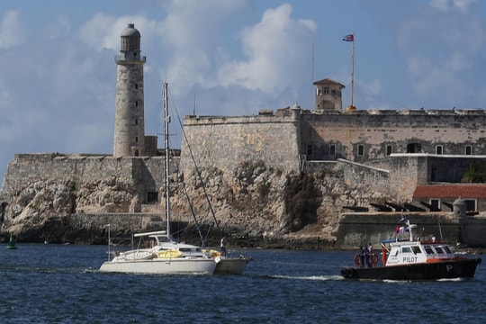 Hai thuyền cứu trợ tới Cuba sau thời gian mất liên lạc