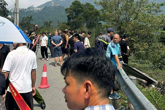 Xe 29 chỗ rơi xuống vực ở Tam Đảo