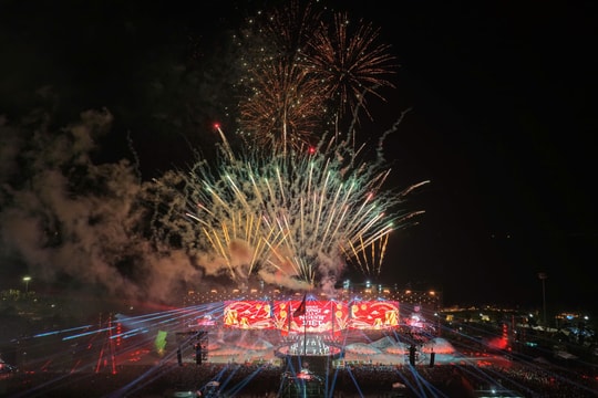 Biển người xem trình diễn thực cảnh khai mạc năm Du lịch quốc gia Gia Lai