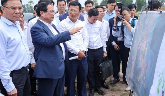 Thủ tướng khảo sát địa điểm xây dựng kho dự trữ xăng dầu chiến lược tại Thanh Hóa