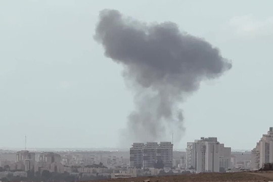 Hình ảnh khu công nghiệp Israel nghi ngút khói sau khi trúng tên lửa Iran