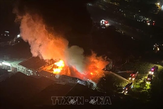 Cháy lớn trong đêm tại xưởng gỗ đối diện bệnh viện K Tân Triều