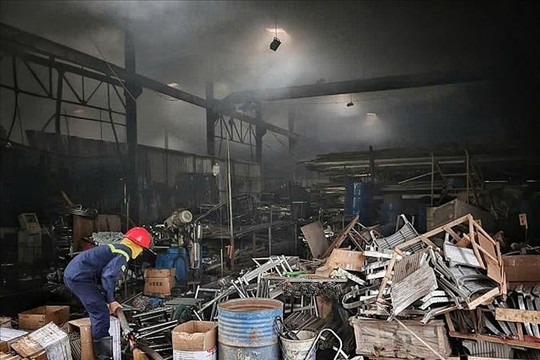 Dập tắt đám cháy trong khu công nghiệp Đại Đồng - Hoàn Sơn