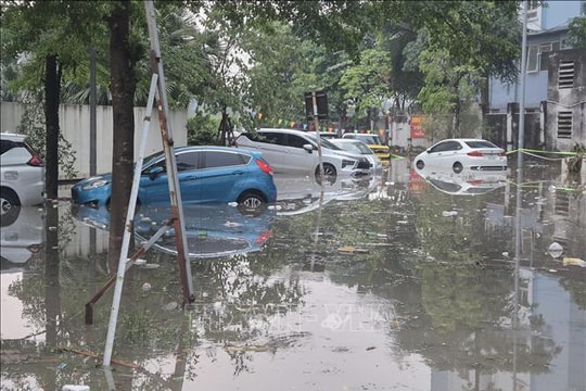 Hà Nội xuất hiện mưa đá, mưa lớn khiến nhiều khu vực ngập úng, giao thông khó khăn