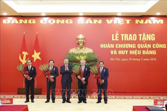 Tổng Bí thư trao Huân chương Quân công và Huy hiệu Đảng tặng các đồng chí lãnh đạo, nguyên lãnh đạo