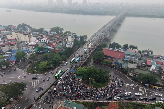 Cầu Chương Dương 'kẹt cứng' sau khi Hà Nội cấm xe qua cầu Long Biên