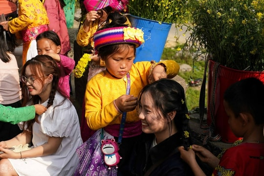 Tranh cãi chuyện du khách cho tiền trẻ em khi chụp ảnh ở Hà Giang