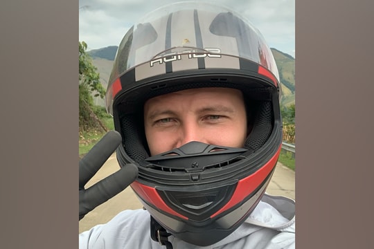 Du khách Nga thích thú khi được mời ăn trên cánh đồng