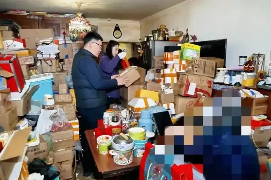 Cụ bà đặt hàng nghìn đơn hàng, chất đầy nhà