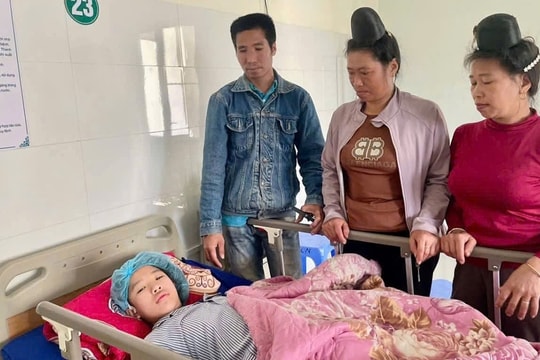 Chuyến rời bản cứu con của người cha nghèo