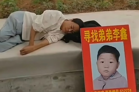 Người chị dành 33 năm chuộc lỗi để lạc em vì ổ bánh mì