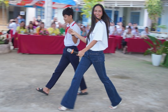 H'Hen Niê catwak cùng nam sinh ở sân trường