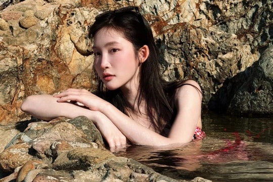 Juky San bị chỉ trích khi chụp ảnh áo tắm ở Giếng Tiên