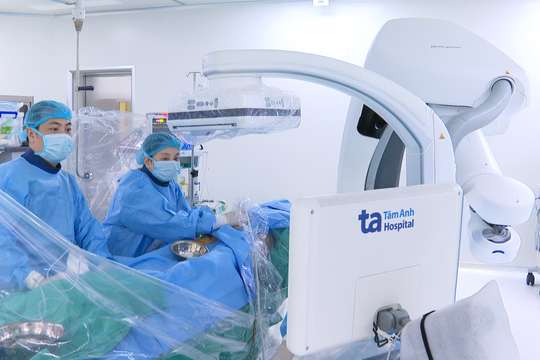 Tái thông huyết khối tĩnh mạch chân người đàn ông