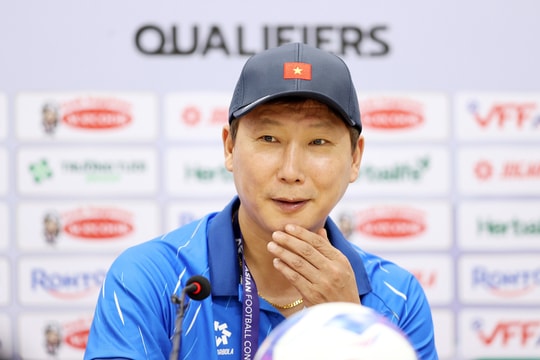 HLV Kim Sang-sik họp báo trước trận gặp Malaysia