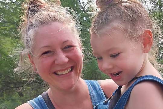 Bé gái 7 tuổi người Canada bị ICE bắt giam cùng mẹ