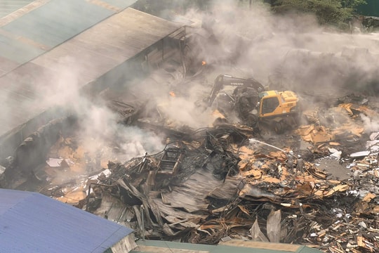 Xưởng gỗ 6.000 m2 ở Hà Nội đổ sập, tan hoang sau cháy