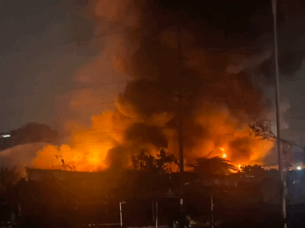 Kho xưởng gỗ ở Hà Nội cháy lớn, một người chết