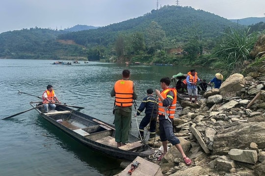 Lật thuyền đánh cá, hai vợ chồng thiệt mạng trong đêm