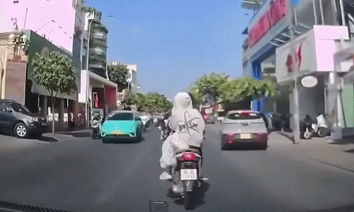 Ôtô húc bay người đi xe máy phía trước