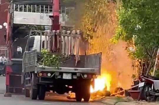 Xe cẩu vướng dây điện phát nổ, tài xế tử vong