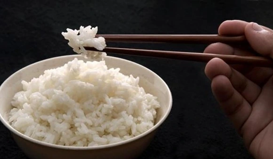 Cơm nguội đừng bỏ vào ngăn mát tủ lạnh, làm cách này hấp lại vẫn ngon như mới