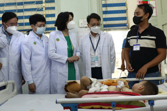 Nguy cơ dịch chồng dịch khi số ca tay chân miệng tăng mạnh ở miền Nam