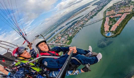 Hội An ra mắt tour dù lượn độc đáo và đại tiệc ánh sáng trên bầu trời