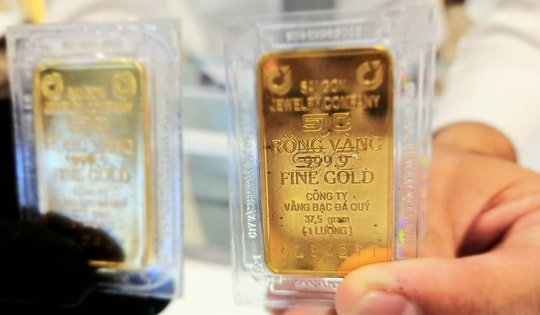 Giá vàng hôm nay 30-3: Vàng, bạc rớt khi dầu thô tăng mạnh