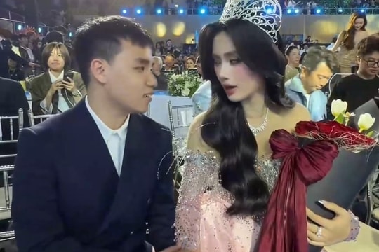 Hoa hậu Ý Nhi và bạn trai tình tứ