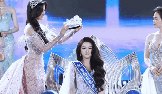 Phương Oanh đăng quang Miss World Vietnam 2025