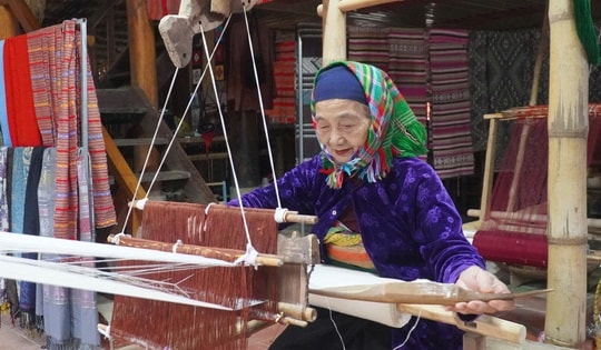 Những cụ bà cần mẫn giữ 'hồn' thổ cẩm giữa đại ngàn Pù Luông