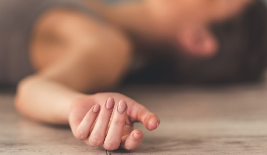 Người phụ nữ 41 tuổi tử vong ngay trên giường, bác sĩ lắc đầu cảnh báo thói quen "nguy hiểm chết người"