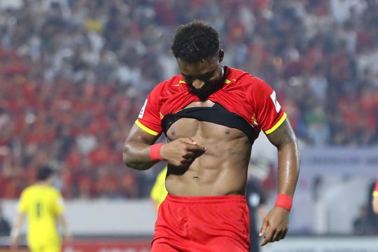 Xuân Son ghi 2 bàn đập tan chỉ trích thừa cân, khoe cơ bụng không mỡ